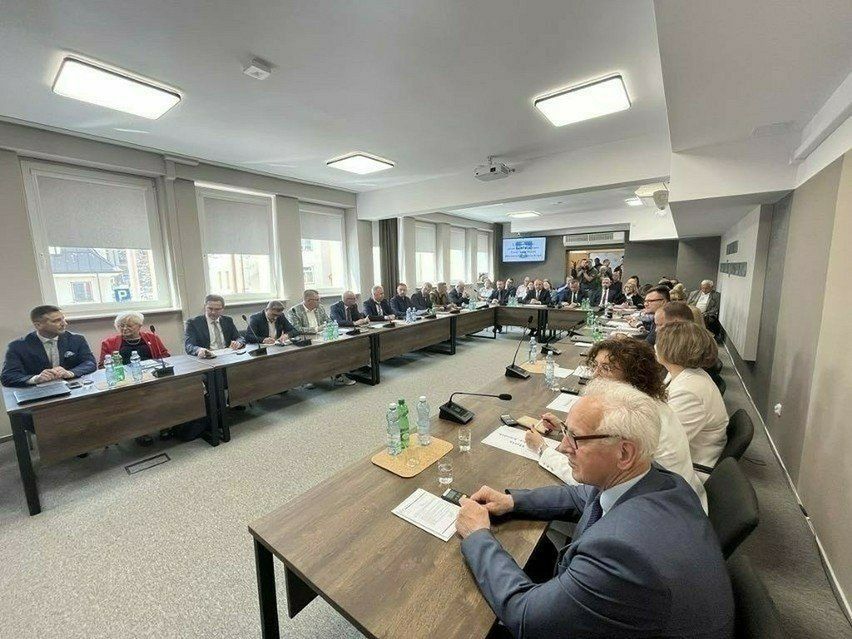 Wyższe podatki, wyższa pensja dla prezydenta i płatne parkingi o tym zdecydują radni Rady Miasta Ostrowca. Oglądaj transmisję