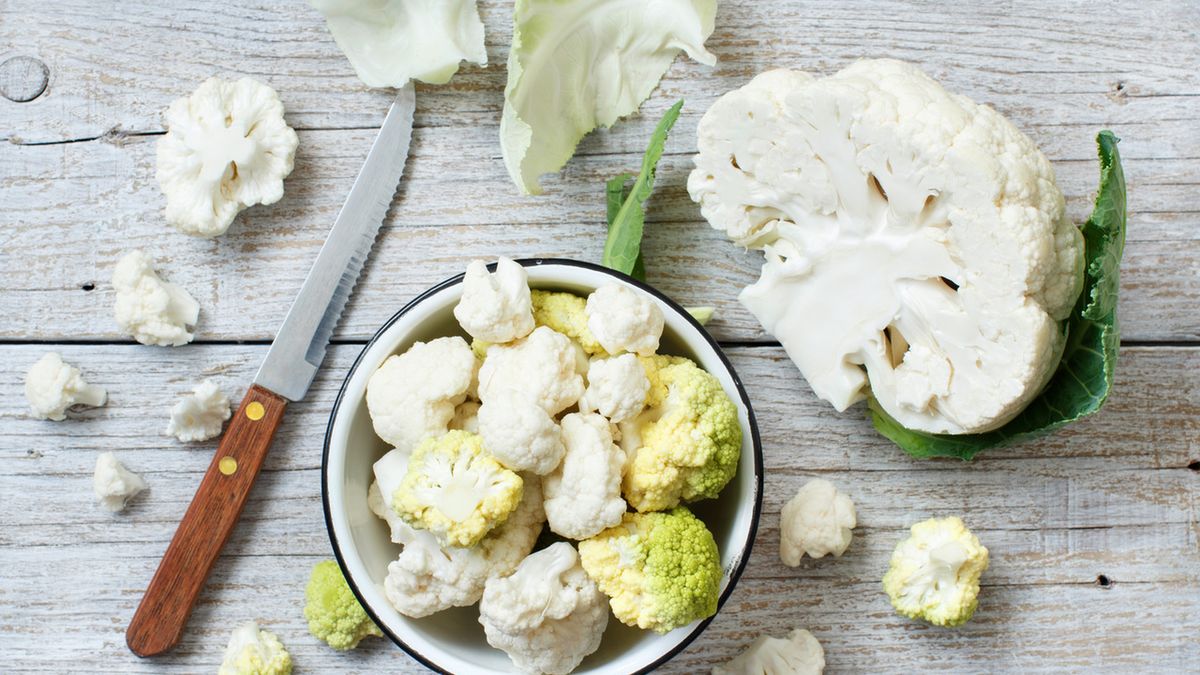 Surówka z kalafiora surowego to zdrowy dodatek do obiadu.