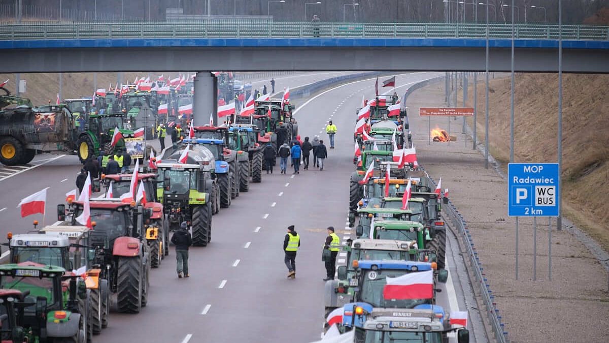 Protest rolników na obwodnicy Lublina - węzeł Lublin Węglin. Płonie belka słomy