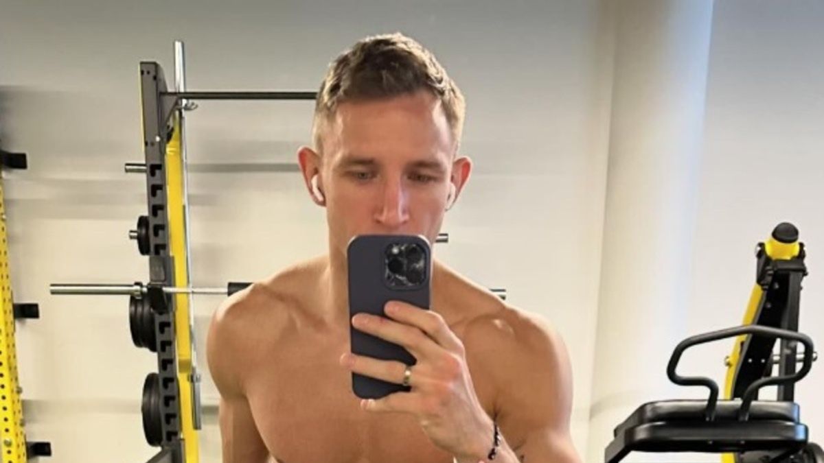 Jakub Rzeźniczak w czasie treningu w siłowni