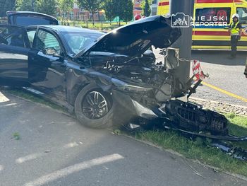 BMW wylądowało na słupie trakcji tramwajowej. Kierowca w szpitalu