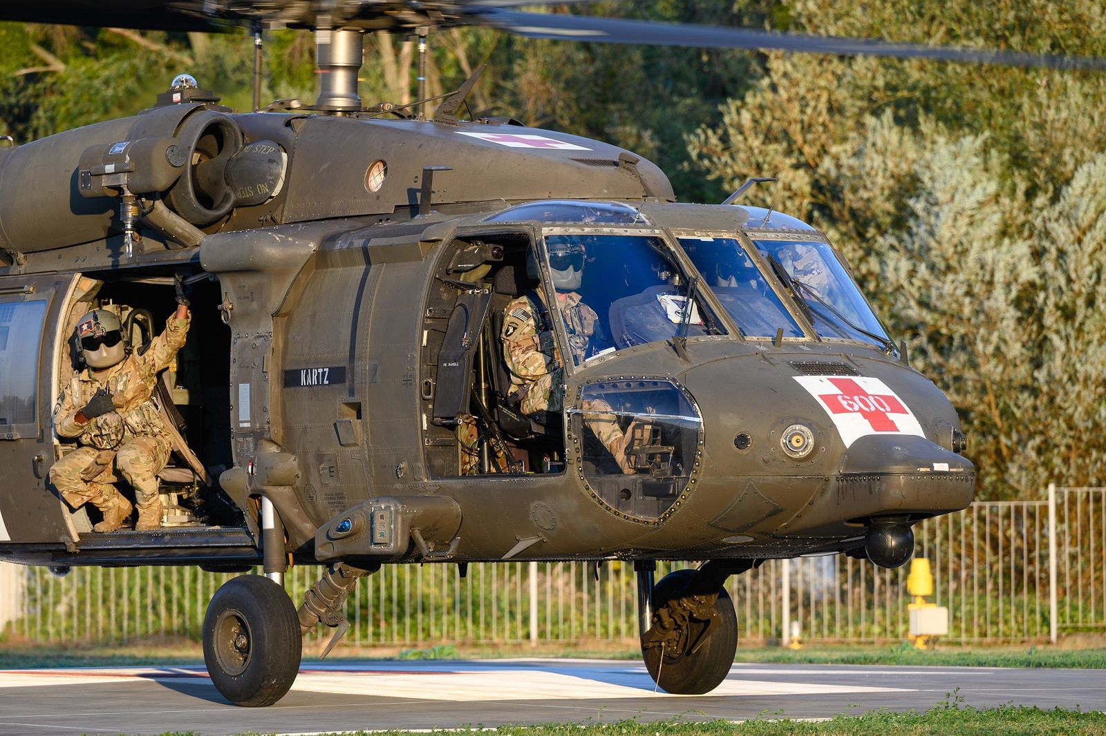 Śmigłowiec Black Hawk na ratunek. Ma podejmować ludzi z dachów