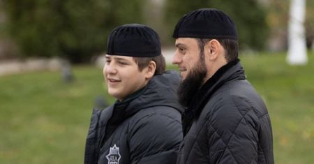 Kolejna nagroda dla syna Kadyrowa. Zasłynął z bicia oskarżonego