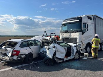 Karambol na drodze ekspresowej S19. Zderzyły się cztery pojazdy, trzy osoby zostały ranne