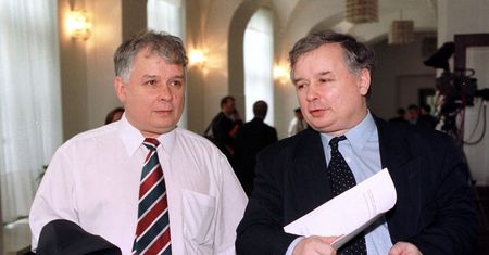 Likwidacja "politycznych synekur" w państwowych spółkach, reforma mediów i ochrona roślin. Oto pierwszy program PiS