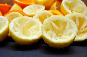 Nie wyrzucaj skórki po cytrynie. Włóż ją do zmywarki. Mamy pokochały ten trik (WIDEO)