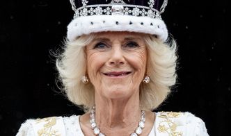 Królowa Camilla przemyciła na swojej sukni UKRYTE ZNAKI. Komu oddała hołd? (ZDJĘCIA)