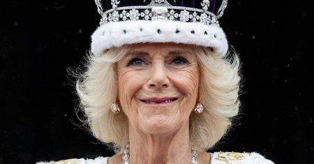 Królowa Camilla przemyciła na swojej sukni UKRYTE ZNAKI. Komu oddała hołd? (ZDJĘCIA)