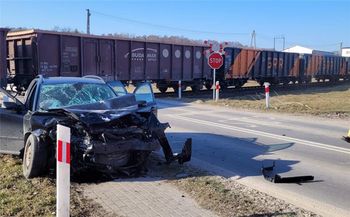 Horror na przejeździe kolejowym. Samochód wjechał pod pędzący pociąg