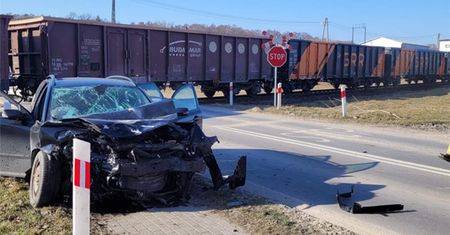 Horror na przejeździe kolejowym. Samochód wjechał pod pędzący pociąg