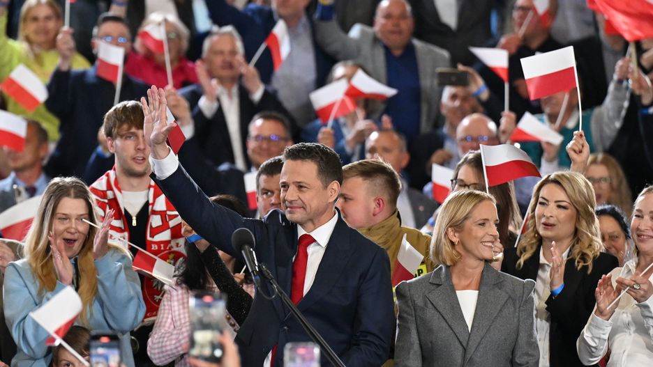 Sandomierz, 18.05.2025. Wybory prezydenta RP - I tura. Kandydat KO w wyborach prezydenckich, prezydent Warszawy Rafał Trzaskowski (C) z żoną Małgorzatą (P) w sztabie wyborczym w Hali Sportowo-Widowiskowej MOSiR w Sandomierzu, 18 bm. Zakończyło się głosowanie w I turze wyborów prezydenta RP. (mr) PAP/Piotr Polak
