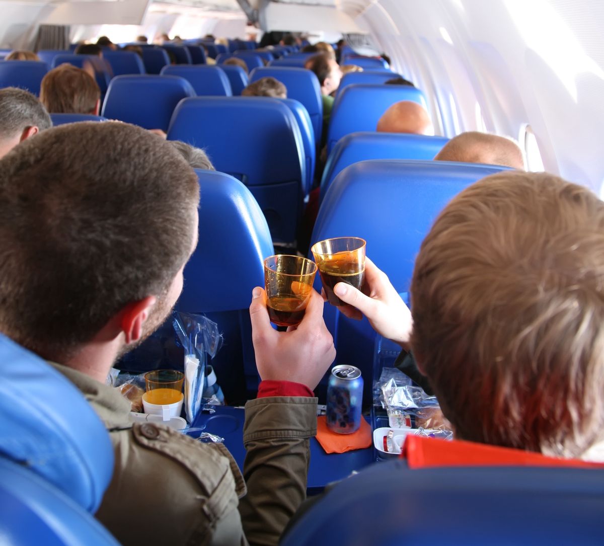 Na pokładzie samolotu warto wstrzymać się od picia konkretnych napojów.