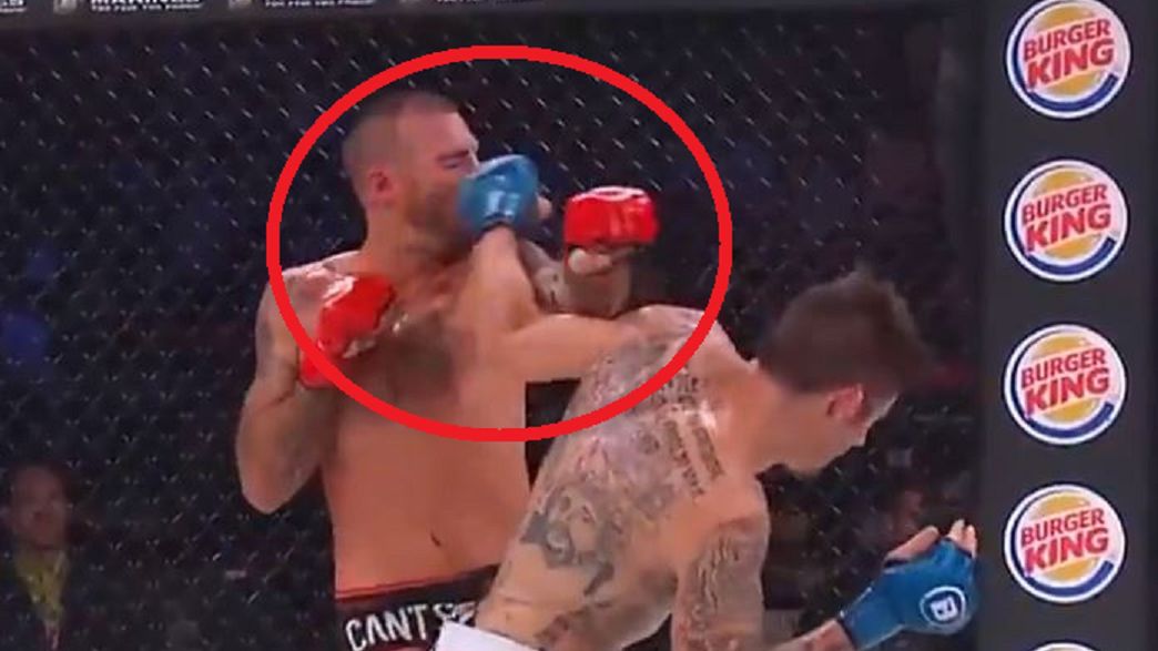 Na zdjęciu moment nokautu Tony'ego Johnsona w walce na Bellator 229