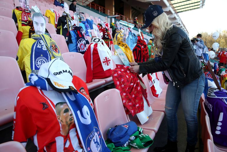 Na zdjęciu: Skoro na mecz Dynama Brześć przyszło mało kibiców, to klub posadził... manekin. Fot. Natalia Fedosenko\TASS via Getty Images