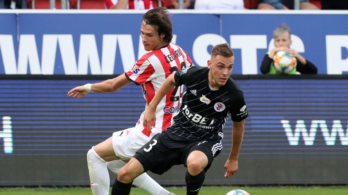 PAP / Grzegorz Momot / Na zdjęciu: piłkarz Cracovii Bojan Ceracic (z lewej) i Adrian Klimczak (z prawej) z ŁKS-u Łódź podczas meczu Ekstraklasy