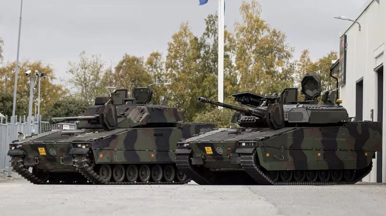 Bojowe wozy piechoty CV-90. Po lewej pojazd bazowy, po prawej wyposażony w ASOP Iron Fist