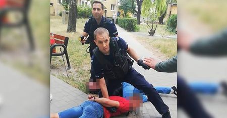 Policjanci obezwładnili dwóch agresywnych mężczyzn. Jeden z nich rzucił się na funkcjonariusza