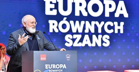 Timmermans zaskoczył. Padły słowa pochwały dla Polski