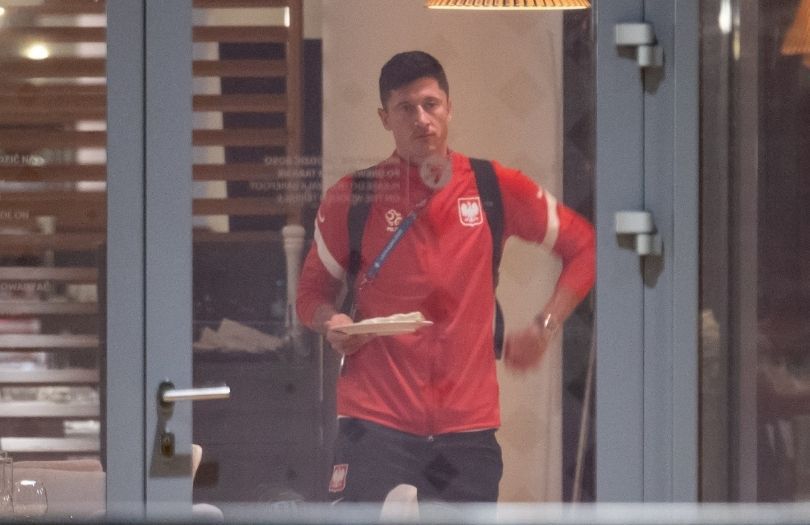 Euro 2020. Robert Lewandowski przyłapany w hotelowej restauracji po powrocie do Polski z Sankt Petersburga