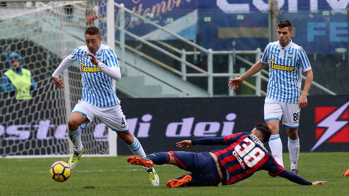 Getty Images / Maurizio Lagana / Na zdjęciu: Thiago Cionek (SPAL) przy piłce