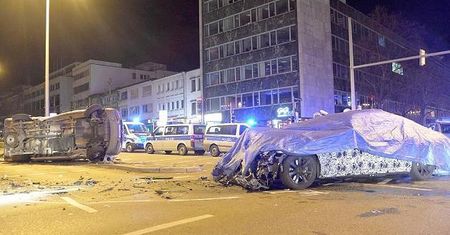 Prototyp nowej BMW Serii 7 zderzył się z radiowozem na sygnale