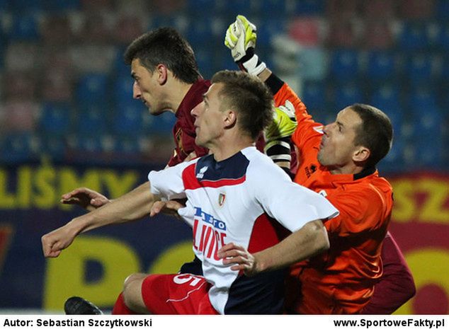 Błażej Radler walczący w polu karnym Piasta
