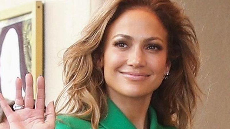 Jennifer Lopez w najmodniejszej kurtce na wiosnę 2023