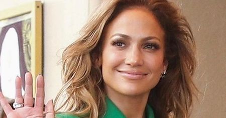 Polki po 50. też pokochają tę przejściową kurtkę. To model, który nosi Jennifer Lopez