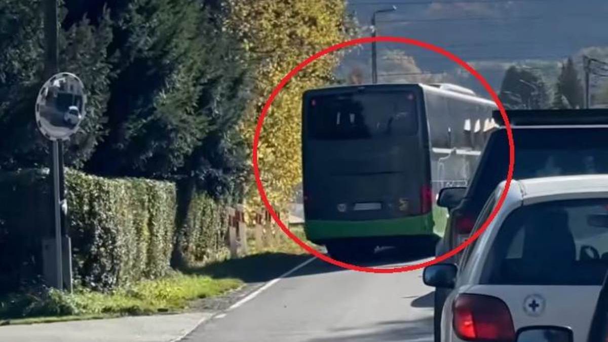 Nagranie z miejscowości Kozy. Sceny przez przejazdem