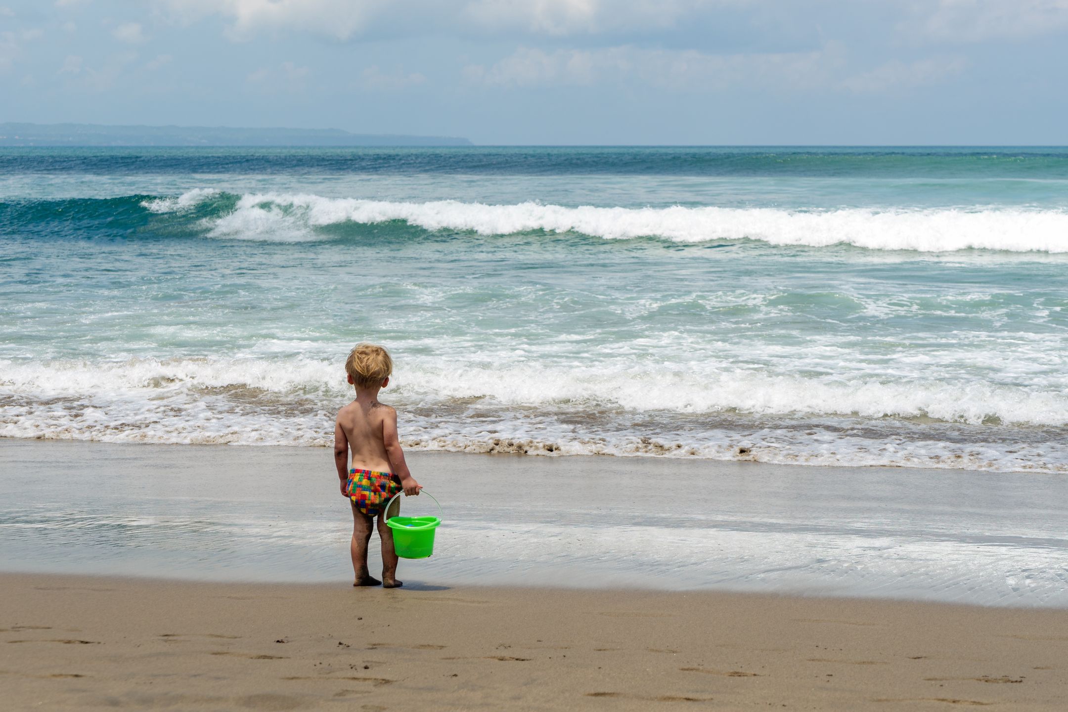 Dzieci na plaży nie należy spuszczać z oka ona na chwilę (zdjęcie ilustracyjne)