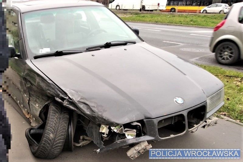Wrocław. Kierowca BMW uszkodził osiem zaparkowanych samochodów. Był pod wpływem alkoholu