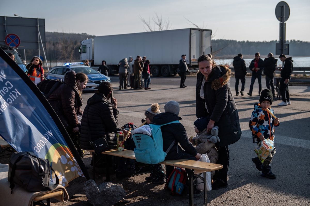 Ludzie uciekający z Ukrainy na polsko-ukraińskim przejściu granicznym w Hrebennem 