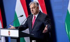 Zmęczenie Orbanem rośnie. Jednak Fidesz wciąż trzyma się mocno