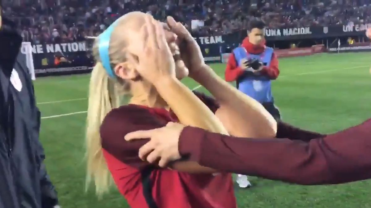 Na zdjęciu emocjonalna reakcja Julie Ertz 