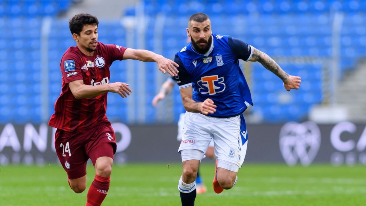 PAP / Jakub Kaczmarczyk / Na zdjęciu: piłkarz Lecha Poznań Mikael Ishak (z prawej) i Andre Martins (z lewej) z Legii Warszawa