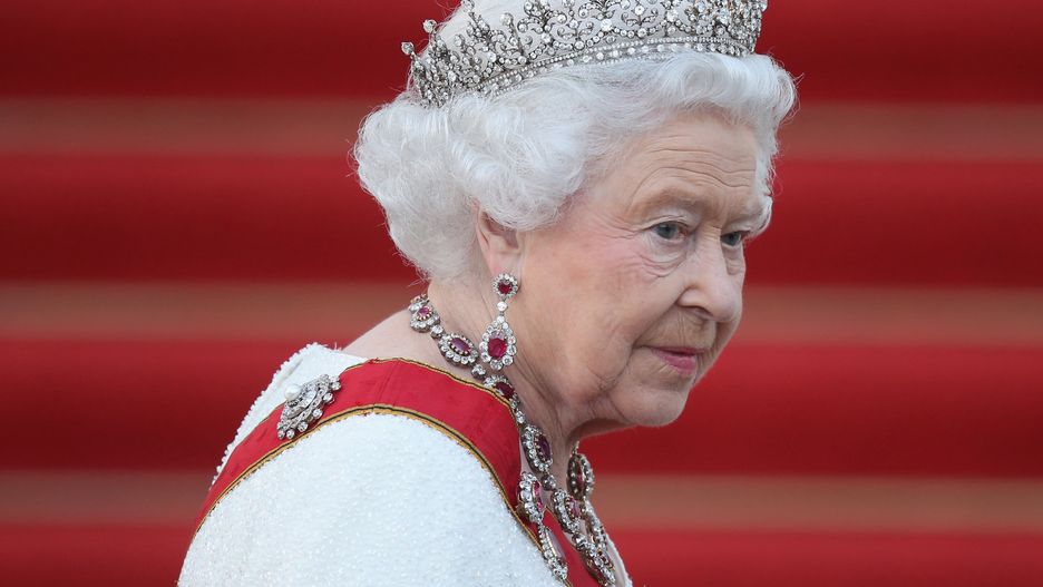 "Gdzie jest królowa, kiedy kraj jej potrzebuje? Dziewięćset kilometrów od Londynu, serca narodowej żałoby" - pisało "The Sun"