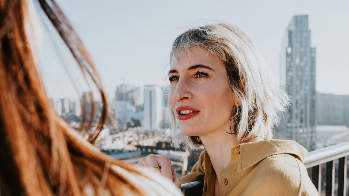 Kobieta pogrążona w rozmowie