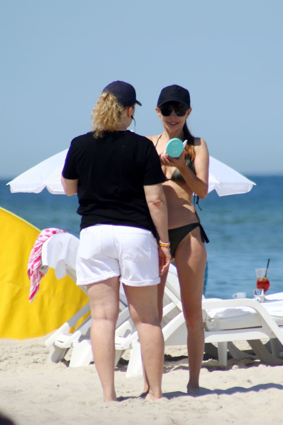 Agnieszka Dygant łapie promienie słoneczne na plaży