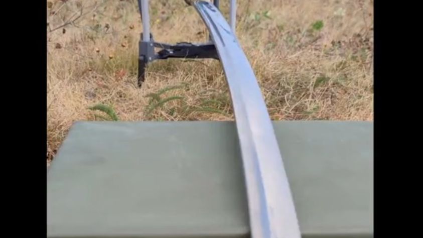 Ukraiński "dron dekapitujący" z kataną.
