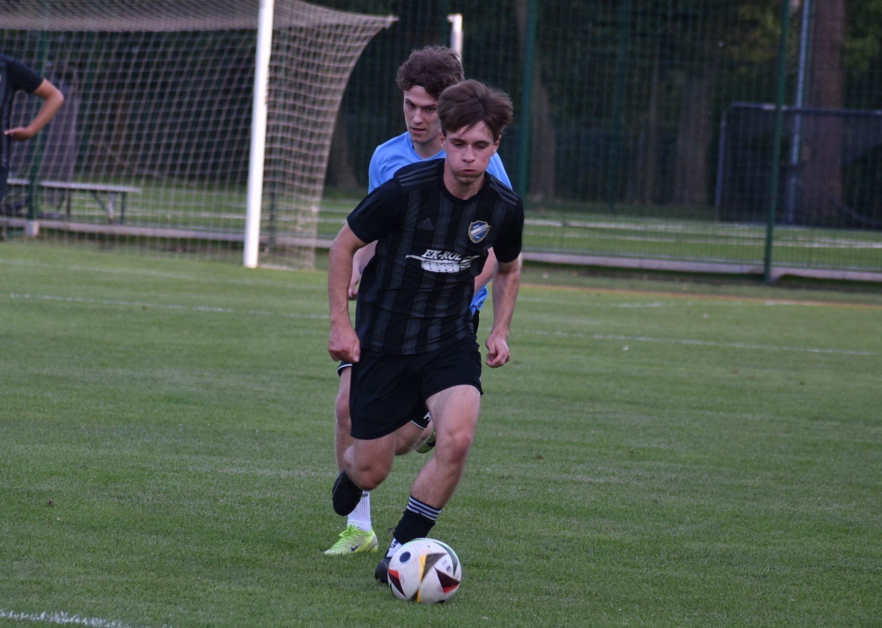 Proszowianka (czarne stroje) pokonała w meczu kontrolnym Grębałowiankę 4:2
