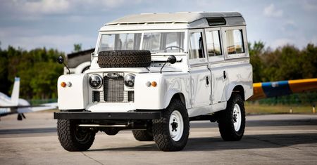 Land Rover Series IIA Project Henry pod pięknie odrestaurowanym nadwoziem skrywa potężne V8