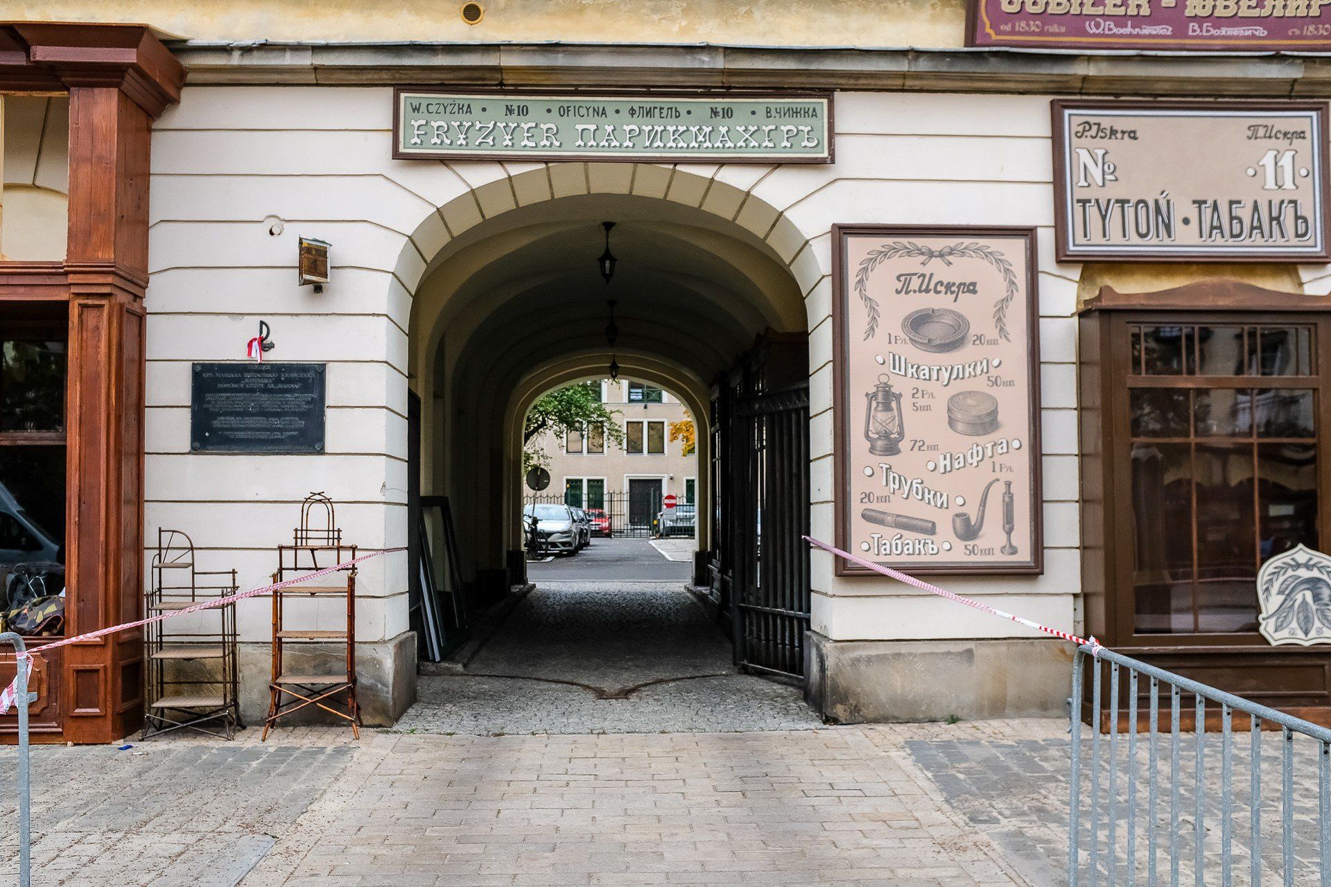 Na Krakowskim Przedmieściu w Warszawie stanęła dekoracja do filmowej adaptacji &#34;Lalki&#34;