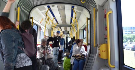 "Nikt nie zwrócił uwagi". Żenujący incydent w krakowskim tramwaju