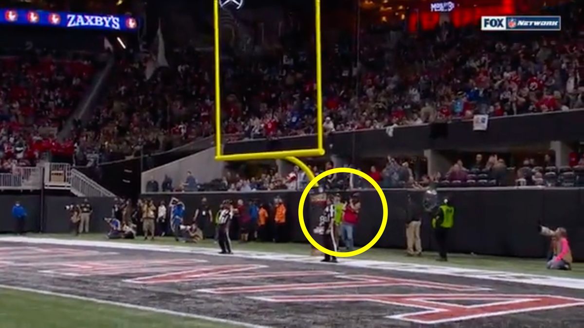 Operator dostał piłką w głowę, ale idealnie nagrał jej lot 1