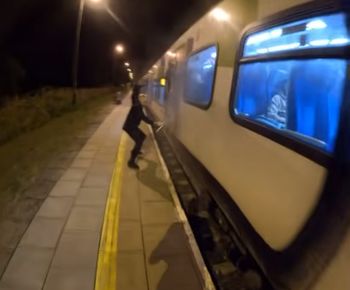 Zostawiona kamera GoPro pogrążyła podejrzanych. Policja zatrzymała pięć osób po ataku na pociąg