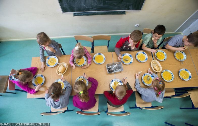 Ciepły posiłek w szkole dla każdego ucznia? MEN oszacował koszty