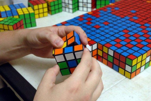 Co można zrobić z 4242 kostek Rubika?