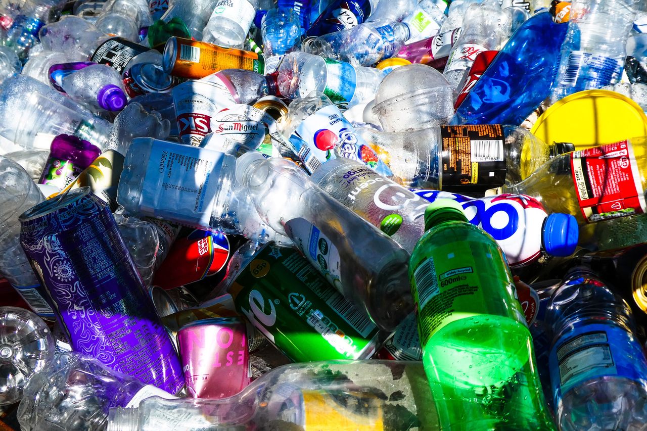 Instrument Muzyczny Z Butelki Plastikowej Kaucja na butelki plastikowe. System ruszy w Polsce w 2022 roku