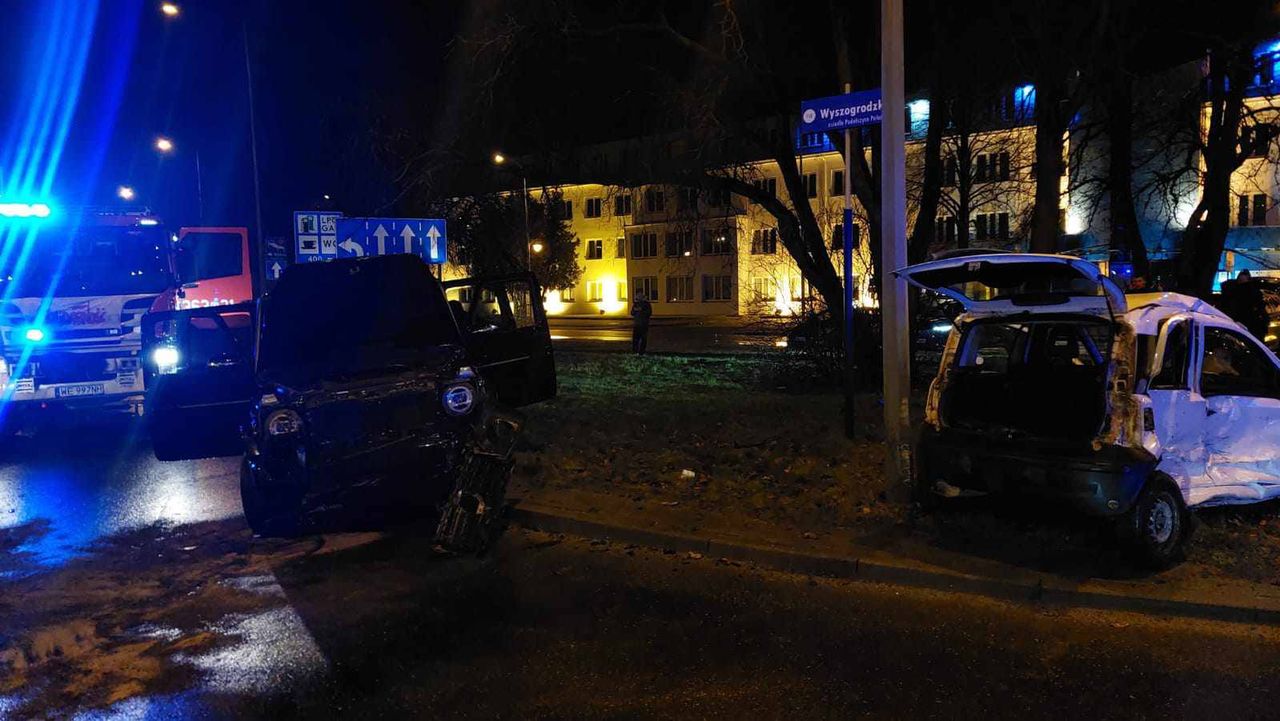Zdarzenie drogowe na skrzyżowaniu ul. Wyszogrodzkiej z al. Piłsudskiego