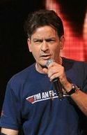 "Dwóch i pół": Charlie Sheen tryska humorem